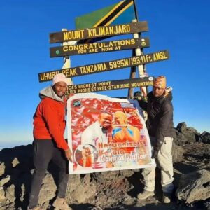 PICHA: Mashabiki Walivyopandisha Picha za Harmonize na Kajala Juu ya Mlima Kilimanjaro