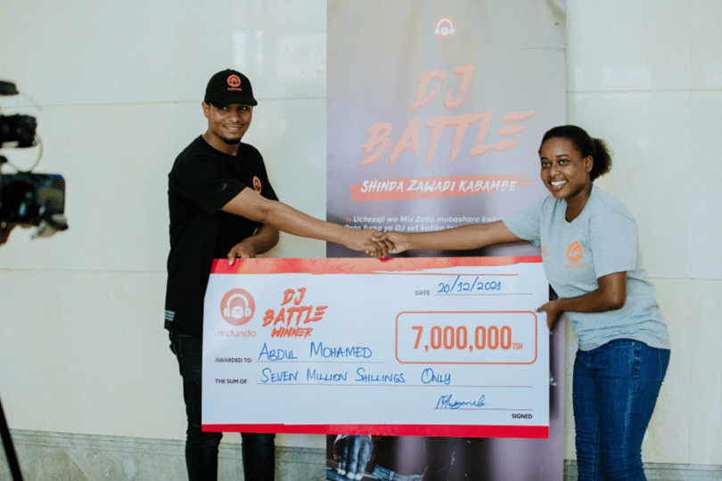 DJ Dully Aibuka Mshindi Wa Shidano La Mdundo DJ Battle, Akabidhiwa Fedha Taslimu Tsh 7,000,000