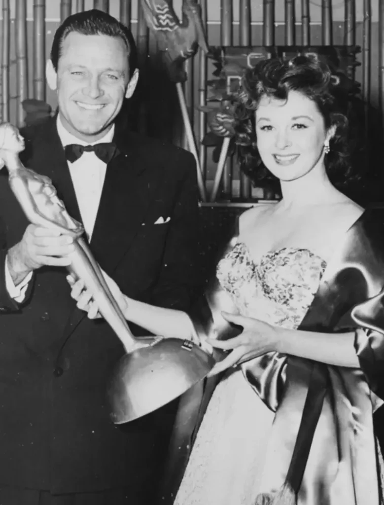 Golden Globe: 69 Iconic celebrities outfits.