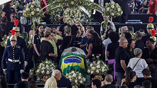 Thousands pay their last respects to Pele in Brazil