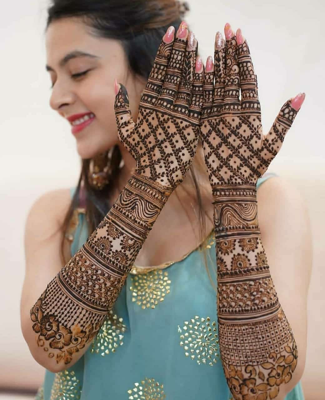 Easy Mehndi Design for Marriage : शादी के लिए ये आसान दुल्हन मेहंदी डिजाइन  रचाकर बढ़ाएं अपने हाथों की खूबसूरती, देखें वीडियो | 🛍️ LatestLY हिन्दी