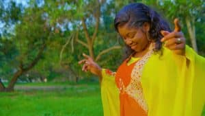 Dorcas Mampouya Ft Femme Thamar - Moyanoli